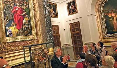 Reiseführer Matthias Franze erläuterte in Toledo El Grecos berühmtes Gemälde „Entkleidung Christi“.