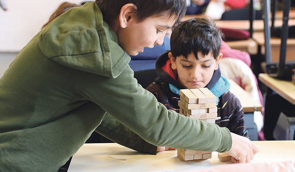 Adrian mit einem Freund im Caritas-Kinderzentrum. 