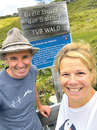 „Erste Brücke der Salzach. TVB Wald“ steht in eine Holztafel graviert an dem kleinen Übergang.