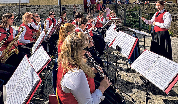 Musikkapelle St. Magdalena: Diese feiert heuer ihr 75 Jahr Jubilläum und gestaltet musikalisch immer wieder Gottesdienste und Prozessionen. Insgesamt gibt es 479  MItgliedskapellen des OÖ. Blasmusikverbands in Oberösterreich. 