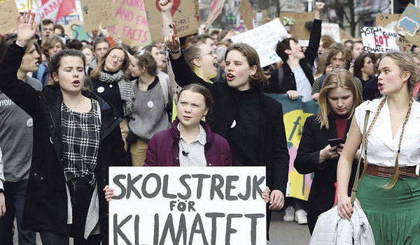 Greta Thunberg (Bild Mitte) bei einer Pro­testveranstaltung in Brüssel für das Klima.  Greta hat es geschafft, eine weltweite Bewegung zu starten. 
