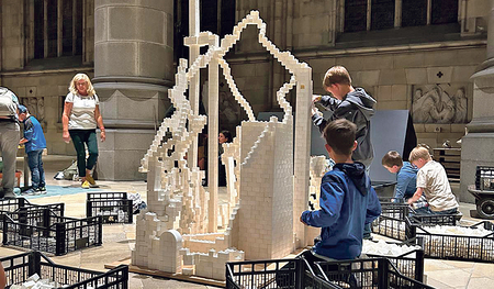 Kinder bauten eine Kirche aus Klemmbausteinen.  