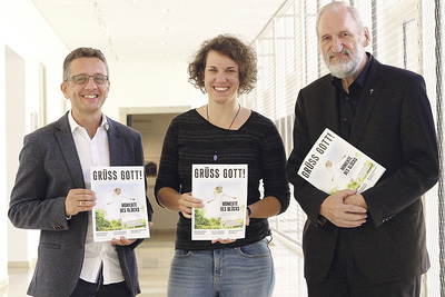 Herausgeber Willi Vieböck  (rechts) präsentierte zusammen mit Hochschulseelsorgerin Stefanie Brandstetter und Michael Kraml das neue „Grüß Gott!“. 