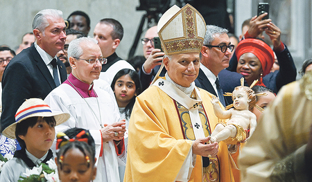 Das „Bambinello“, das Christkind, trug Leo XIV. während der Christmette in einem feierlichen Zug zur Krippe im linken Seitenschiff des Petersdoms. 
