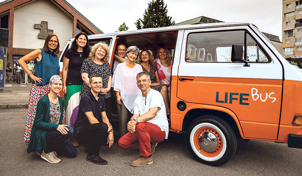 Das Projektteam macht mit einem speziell bemalten VW-Bus auf das Angebot des „Reisebüro ins Leben“ aufmerksam.   