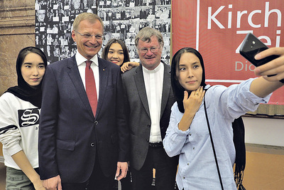 Landeshauptmann Stelzer und Bischof Scheuer bei einem „Selfie“, einem Handy-Foto, mit Jugendlichen. Blick von der Bühne in den Festsaal im Linzer Landhaus.