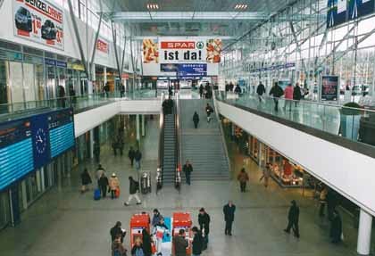 Bahn, Bahnhof, Schienen, Geleise, Holz, Eisen, Zug, Bahnstation, L?wen, Abteil, Umbau, Abriss, Neubau, Waggons, Waggon, Fahrkarte, Schalter, Eingang, Bahnhofshalle, Zuggarnitur, Geb?ude, Menschen, Abfahrt, Ankunft, Schwellen, Bundesbahnen, ?BB, Absch