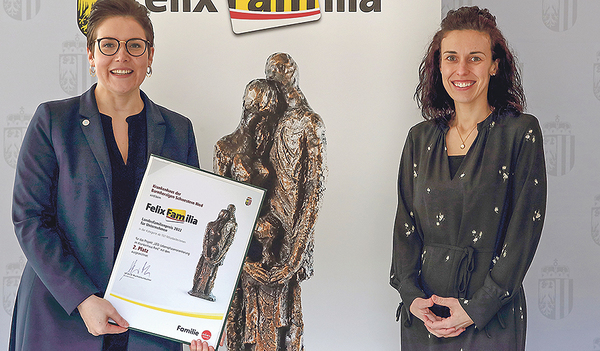 Clara Wenger-Stockhammer und Bernadette Mühlmann vom Personalmanagement freuen sich über den Preis „Felix Familia“. 