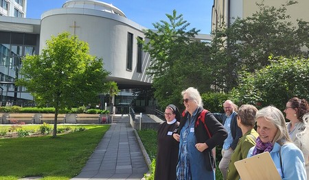 Kirchenerkundung „Dazwischensein“ vor und in der Elisabethkapelle der Elisabethinnen in Linz. Die Kapelle befindet sich in der geographischen Mitte des gesamten Gebäudekomplexes - zwischen Kloster und Krankenhaus. 