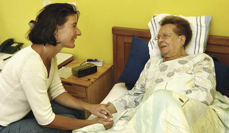 Seniorin mit Pflegerin (Model-Released) [ (c) www.BilderBox.com, Erwin Wodicka, Siedlerzeile 3, A-4062 Thening, Tel. + 43 676 5103678.Verwendung nur gegen HONORAR, BELEG, URHEBERVERMERK nach AGBs auf bilderbox.com], 60+, alt, alte, Alte Frau, Alte Fr