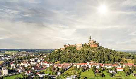 In Güssing blinzelt die Sonne durch die dicke Wolkendecke, die Burg thront über der Stadt, in der Basilika befindet sich die Grabstätte des seligen Ladislaus Batthyány-Strattmann.  