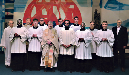 Die Gemeinschaft der Priesterseminaristen mit Bischof Manfred Scheuer (Mitte). Geleitet wird das Seminar von Regens Slawomir Dadas (3. von links).  