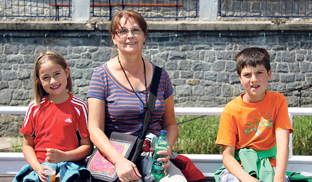 Leopoldine Moser mit ihren damals noch kleinen, mittlerweile  großen Enkelkindern. 