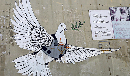 Für Frieden und ein Ende der Waffengewalt: Die Taube mit schusssicherer Weste auf einer Mauer in Bethlehem stammt vom Graffiti-Künstler Banksy.   