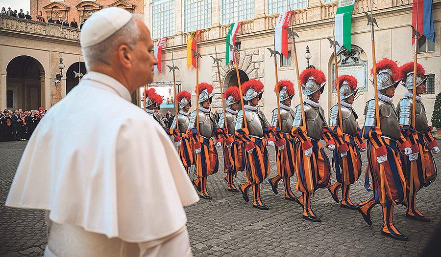 Papst Leo XIV. bei der Vereidigung neuer Schweizergardisten.
