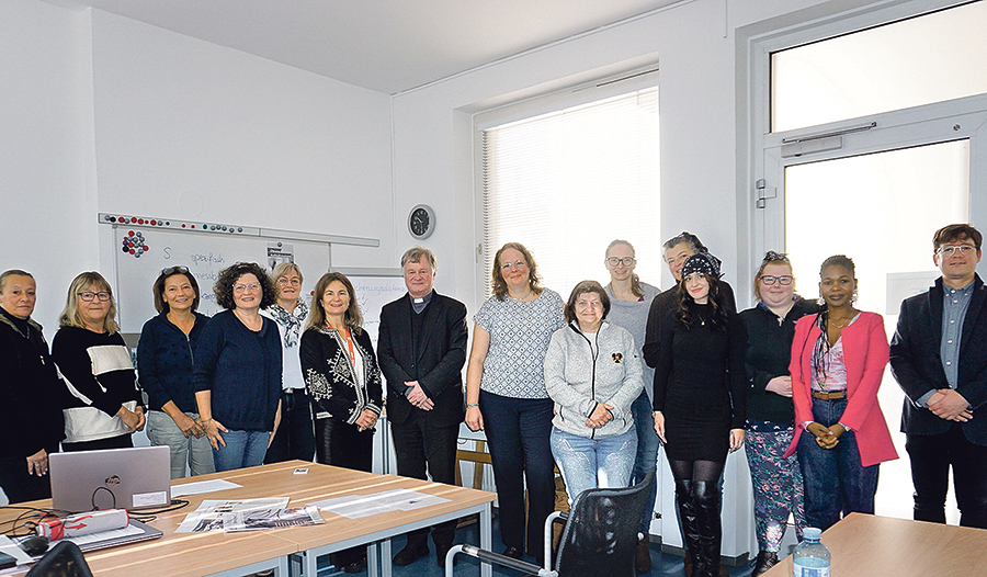 Bischof Manfred Scheuer (Mitte) im Frauen-Bildungszentrum in Rohrbach.        