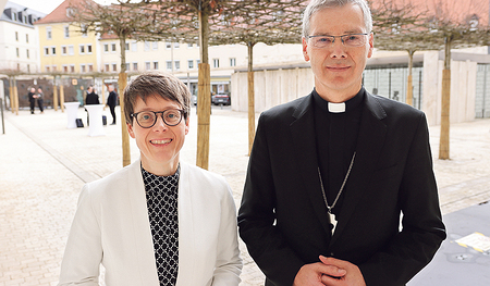 DBK-Vorsitzender Bischof Heiner Wilmer SCJ (re.) mit der wiederbestellten DBK-General­sekretärin Beate Gilles (li.). 