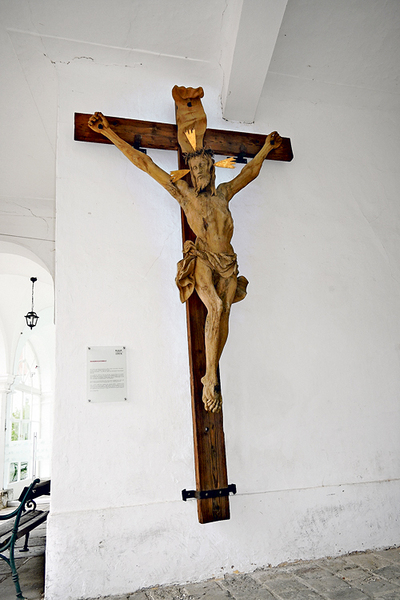 Das vier Meter hohe Enghagener Schifferkreuz (links) war einst über der Einfahrt des Wasserhauses (rechts) angebracht, wo Salzschiffe be- und entladen wurden.