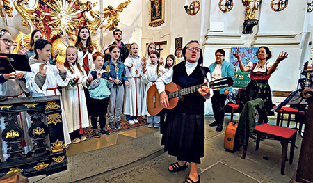 Sr. Narciza bei der Feier des gemeinsamen Gottesdienstes in der Pfarre Christkindl.  