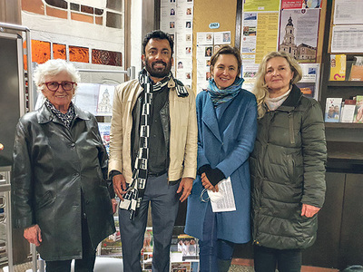 Mervyn Lobo mit Missio-Mitarbeiterinnen   