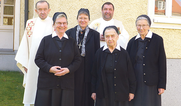 Die Jubilarinnen (1. Reihe von links) Sr. Lucilla Janko, Sr. Angelika Seiberl, Sr. Eugenia Kranzmayr und 2. Reihe: P. Alois Mühlbachler (hinten von links) , Priorin Sr. Hanna Jurman und  Josef Keplinger