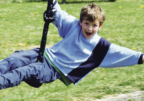 Junge auf einer Schaukel [ (c) www.BilderBox.com, Erwin Wodicka, Siedlerzeile 3, A-4062 Thening, Tel. + 43 676 5103678.Verwendung nur gegen HONORAR, BELEG, URHEBERVERMERK nach AGBs auf bilderbox.com], Altersgruppe, Bengel, Boy, Bub, Buben, ejw, Erzie