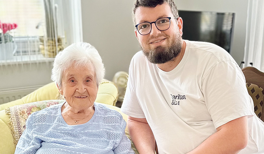 Mobile Pflege ist günstiger als ein Pflegeheim und auch viele Menschen möchten gerne im Alter zu Hause leben – wie Erna Rechberger, hier gemeinsam mit Caritas-Mitarbeiter Daniel Burgstaller aus Bad Schallerbach.  