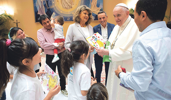 Ein Segen für die Welt  wollen Christ/innen sein. Papst Franziskus traf schutzsuchende Familien aus Afghanistan in Rom.