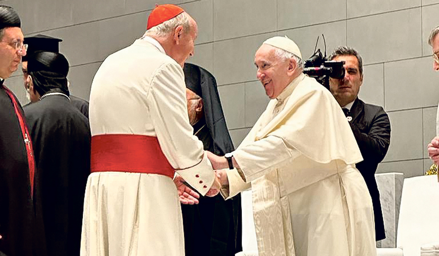 Kardinal Schönborn mit Papst Franziskus  in Bahrain 2022.