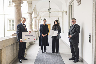 Landeshauptmann Thomas Stelzer und Bischof Manfred Scheuer mit Camila Luzia da Silva und Clara Elfrieda da Silva Mayr, den Töchtern von Preisträger Martin Mayr, der derzeit in Brasilien ist.