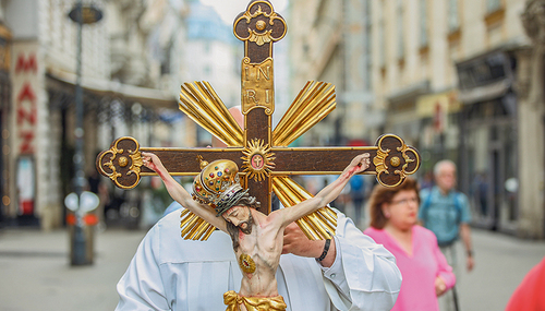 Gesendet an die Plätze, in die Dörfer und Städte sind wir Boten und  Botinnen des Wortes Jesu.