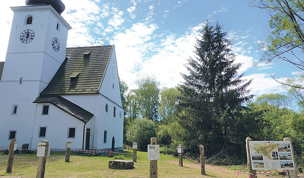 Zettwinger Kirche mit den Stelen des zeitgeschichtlichen Informationskreises 