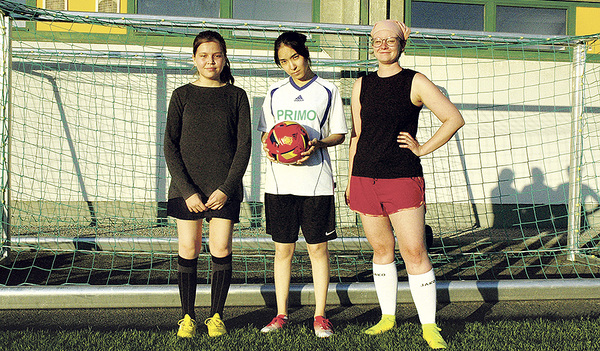 Leidenschaft Fußball. Setare Rahimi (links im Bild) und Masuma Sultani sind in Afghanistan aufgewachsen und seit einem Jahr beim Verein, Sophie Stöttinger hat vor wenigen Wochen begonnen.