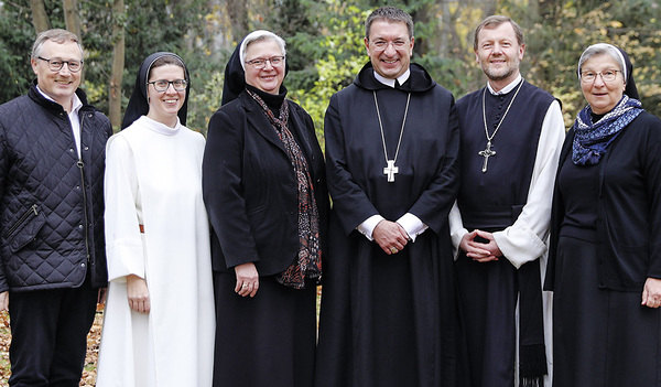 Erster gemeinsamer Vorstand. Provinzial Bernhard Bürgler SJ, Priorin Franziska Madl OP, Generaloberin Franziska Bruckner, Erzabt Korbinian Birnbacher, Abt Reinhold Dessl OCist und Provinzoberin Sonja Dolesch FIC.