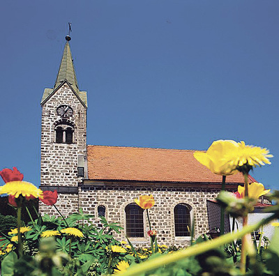 Die überwiegend steinsichtig aus Granit grob gemauerte Filialkirche wurde 1906 von Bischof Franz Maria Doppelbauer geweiht und 2005/2006 außen restauriert. Sie ist denkmalgeschützt.