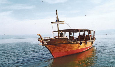 Ein Boot für die Fahrt mit Pilgergruppen. 