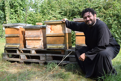 Im Garten stehen die Bienenstöcke von Pfarrer Dalibor Brnzej.