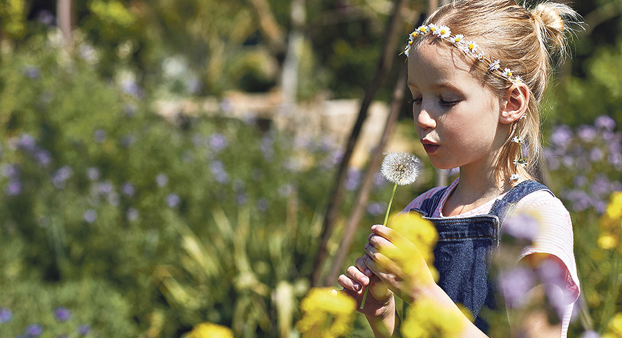Blumen regten schon immer die Kreativität von Kindern an. 