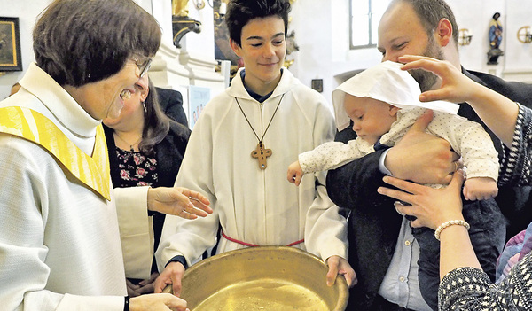 Pfarr- und Pastoralassistent/innen  werden künftig die Taufe spenden können. Hier: in Steyr Christkindl. 