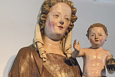 Die Schlierbacher Madonna mit dem Jesuskind wird in das 14. Jahrhundert datiert.   