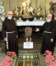 Am Grab von Marco d?Aviano (Wien, Kapuzinerkirche)
v. li.: Mayerl, Undesser

? Foto: Franz Josef Rupprecht GmbH, A-7123 M?nchhof, 
Raiffeisenkasse M?nchhof, Konto.-Nr.: 17.608