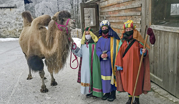 In Sandl trafen die Sternsinger bei einem ihrer Hausbesuche auf ein Kamel 