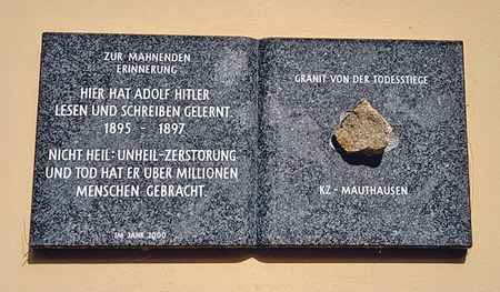 Die Tafel „zur mahnenden Erinnerung“.    