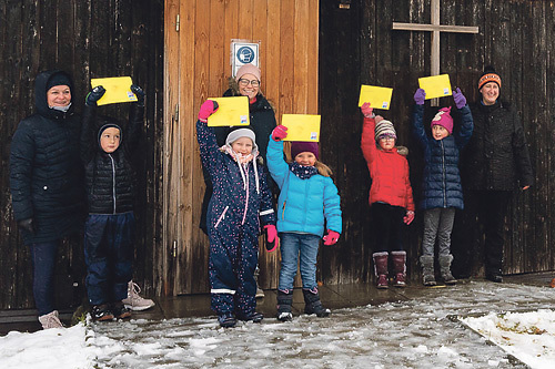 Bei der Barackenkirche Nöstlbach wird die ­„Kinderkirche to go“ verteilt.   