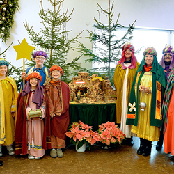 In der Pfarrgemeinde St. Franziskus, Braunau ist es jahrelange Tradition, dass Kinder und Erwachsene als Sternsinger von Haus zu Haus gehen. 