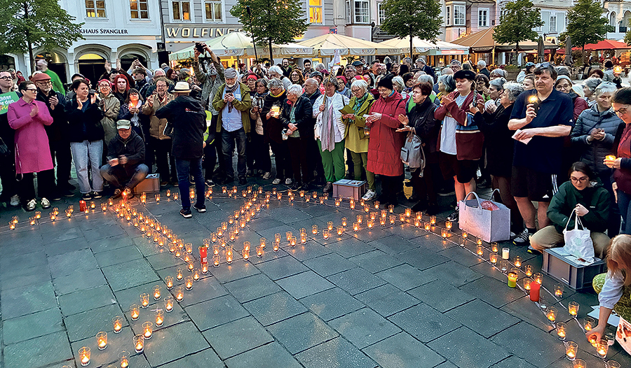 Ein großes Friedenszeichen aus Lichtern am Linzer Hauptplatz.