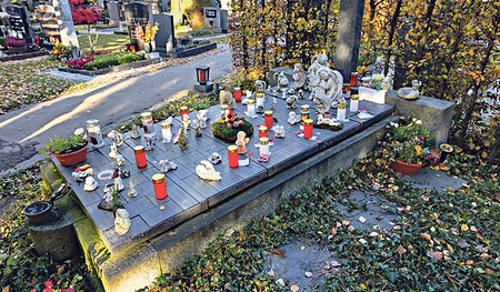 Briefe und Kerzen zur Erinnerung.  