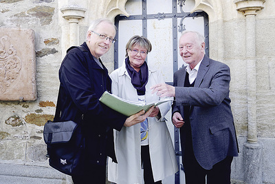 Dechant Erich Weichselbaumer  (von rechts) mit Sieglinde Baumann, Mitglied der Dekanatsleitung, und Dekanatsassistent Albert Scalet.   