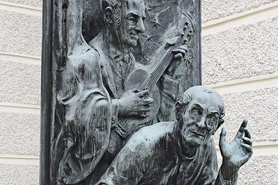 Franz Xaver Gruber und Joseph Mohr im Bronzerelief von Josef Mühlbacher in Oberndorf. 