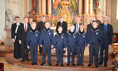 Bei einem Kurzbesuch im Stift St. Florian überraschten die Florianer Sängerknaben mit zwei Stücken den Kardinal.